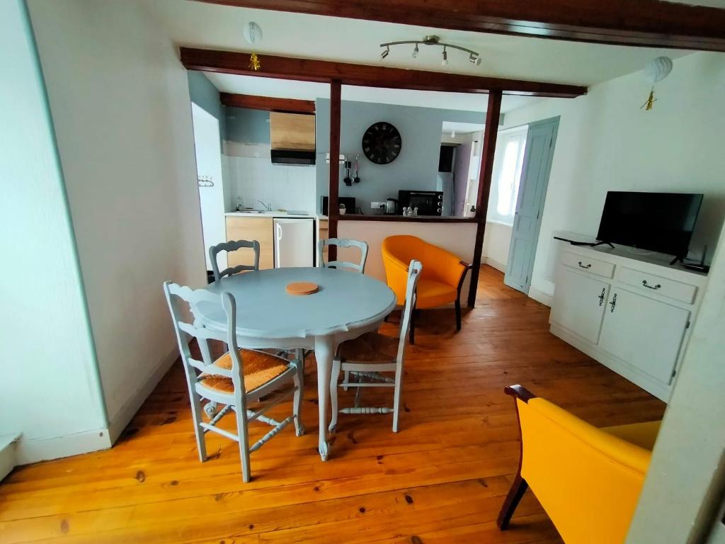 a kitchen and dining room with a table and chairs at Le 6 Magnifique Lafayette in Bagnères-de-Bigorre