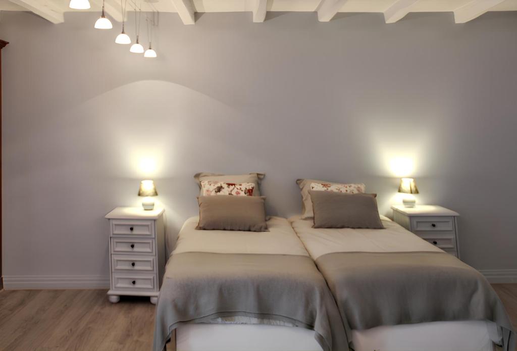 Säng eller sängar i ett rum på Villa de 7 chambres avec piscine privee jardin clos et wifi a Saint Palais du Ne