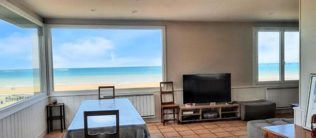 sala de estar con vistas panorámicas al océano en Maison de 6 chambres avec vue sur la mer jardin clos et wifi a Arromanches les Bains, en Corneville-sur-Risle