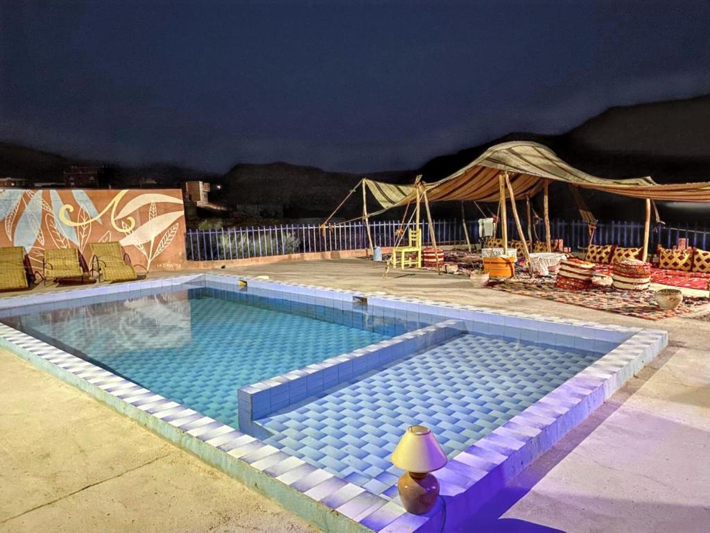 duży basen z niebieskim w obiekcie 6 bedrooms villa with city view private pool and enclosed garden at Ait Ben Haddou w mieście Ajt Bin Haddu