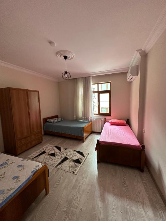 Postel nebo postele na pokoji v ubytování Trabzon Meydanın Göbeğinde Kiralık Daire