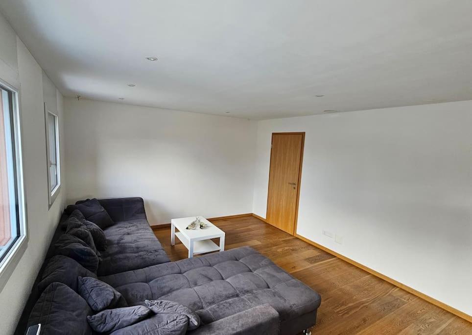 Posezení v ubytování Private Etage 5 Min vom Bahnhof - Parken - Küche - Netflix