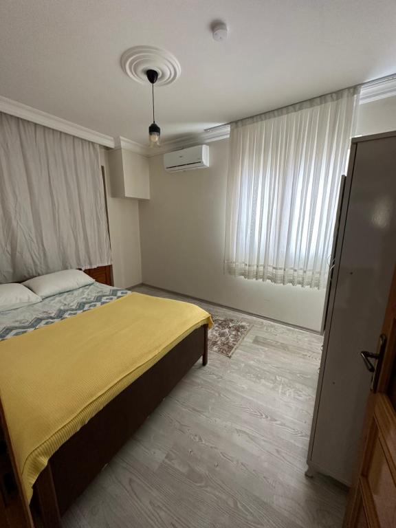 Postel nebo postele na pokoji v ubytování Trabzon Meydanın Göbeğinde Kiralık Daire