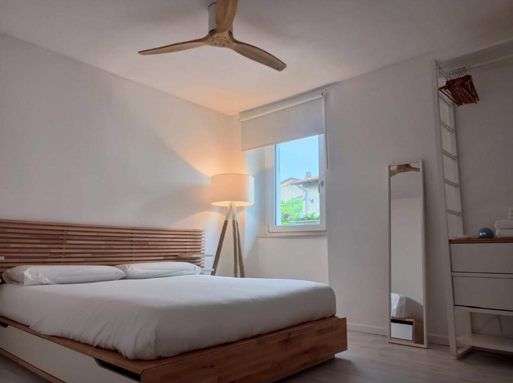 La casina Versilia في سيرافيزا: غرفة نوم بسرير ومروحة سقف
