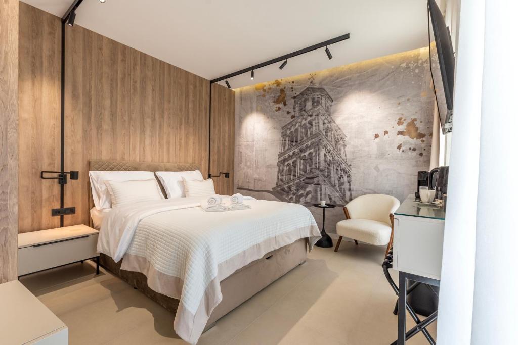 een slaapkamer met een groot bed en een stoel bij Teuta Garden Luxury Room in Split