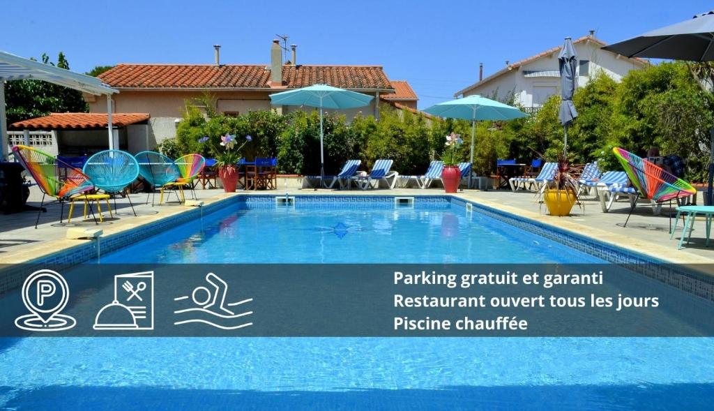 una piscina con sillas y sombrillas junto a una casa en Le Galion Hotel et Restaurant Canet Plage - Logis en Canet-en-Roussillon