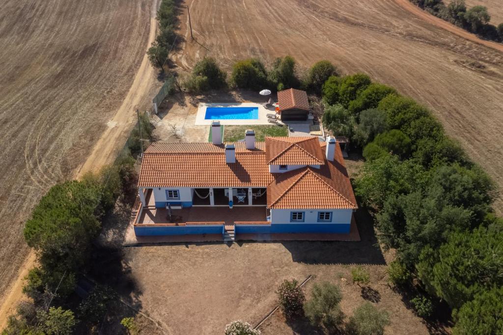 an aerial view of a house with a swimming pool at Sesmarias MEL Casas Gémeas para Famílias Grandes in Cercal