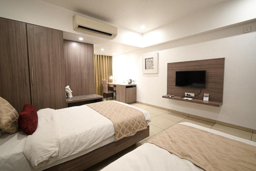 Postel nebo postele na pokoji v ubytování Hotel Dwarkamai