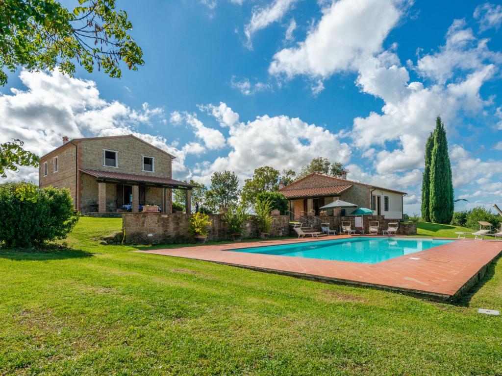 dom z basenem i domem w obiekcie Holiday Home Poggio Campana by Interhome w mieście Montemerano