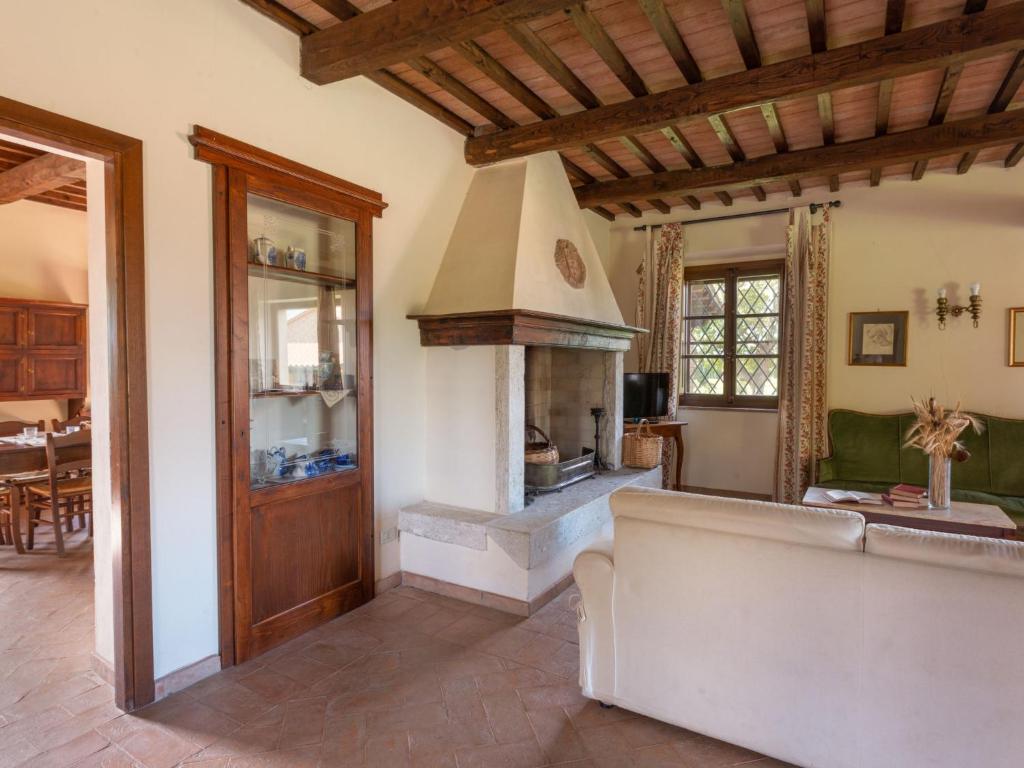 salon z kominkiem i kanapą w obiekcie Holiday Home Poggio Campana by Interhome w mieście Montemerano