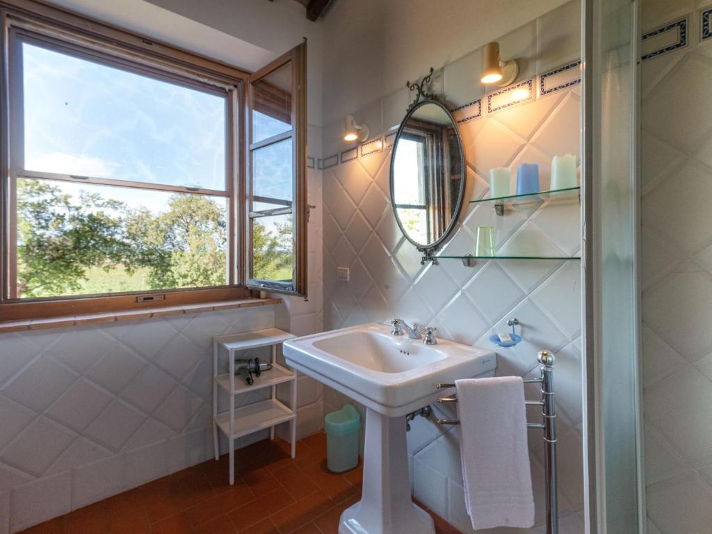 Łazienka w obiekcie Holiday Home Poggio Campana by Interhome