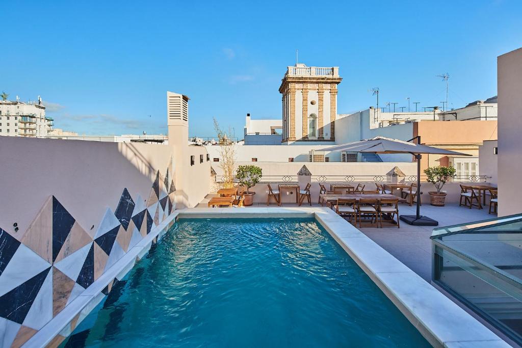 VG - Villa de Andas suites في كاديز: مسبح على سطح مبنى