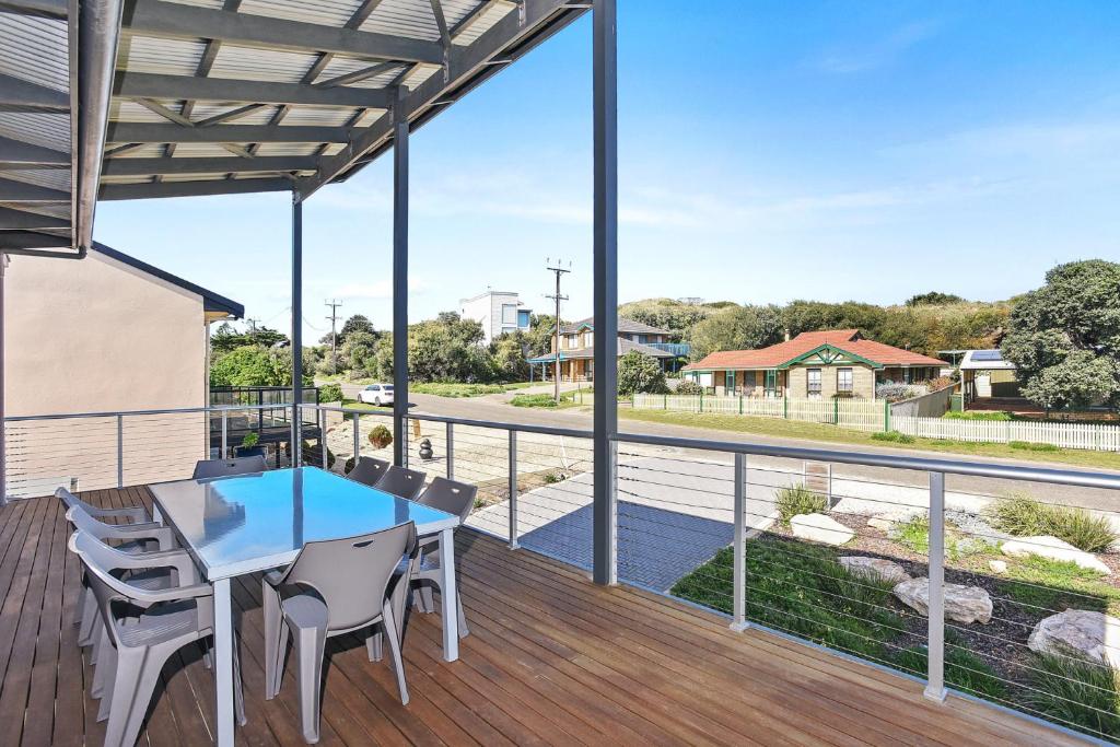 un balcone con tavolo e sedie su una terrazza di Riversea Goolwa Beach House a Goolwa