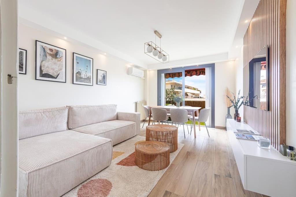 un salon avec un canapé et une table dans l'établissement Appartement - Cannes - Terrasse, à Cannes