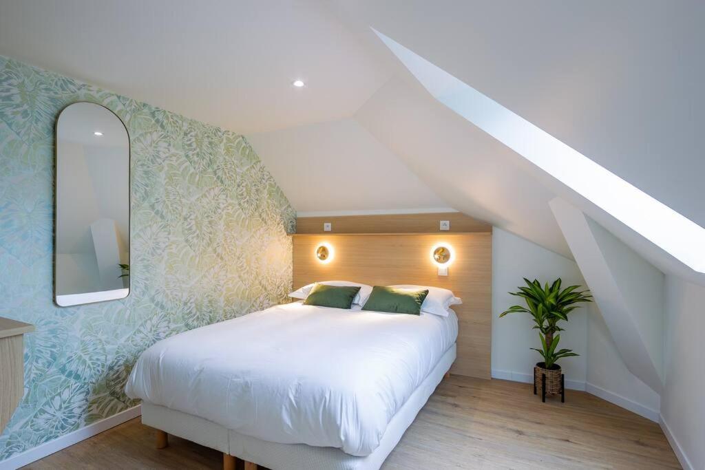 une chambre avec un lit blanc et un escalier dans l'établissement Appartement 6 proche de la gare et du centre ville, à Amiens