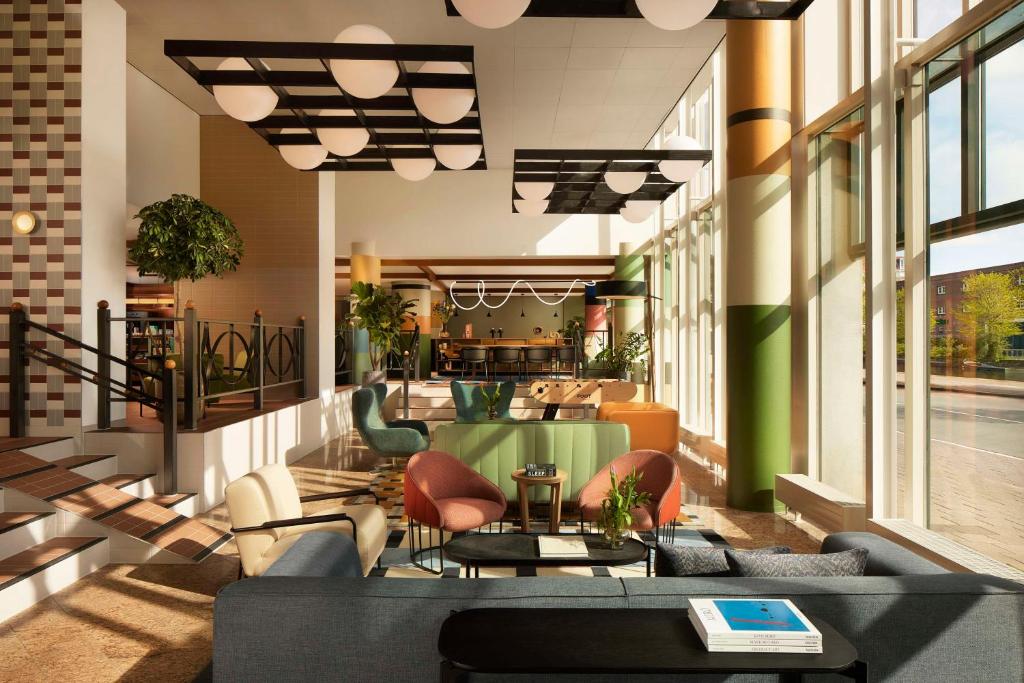 阿姆斯特丹Avani Museum Quarter Amsterdam Hotel - previously NH Amsterdam Museum Quarter的大楼内配有沙发和椅子的大厅