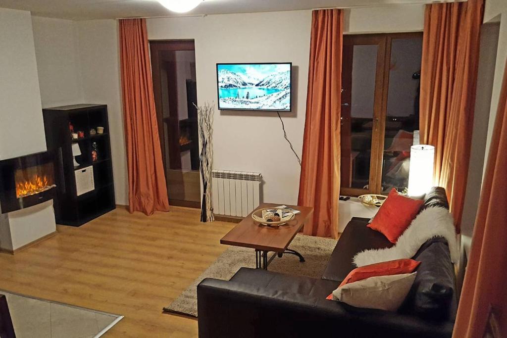 バンスコにあるOne bedroom apartement at Bansko 100 m away from the slopes with furnished balcony and wifiのリビングルーム(ソファ、テレビ付)
