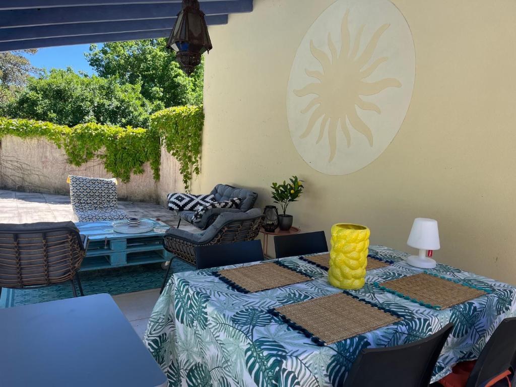 尚塞拉德的住宿－Maison de vacances avec piscine，天井上的桌子和花瓶