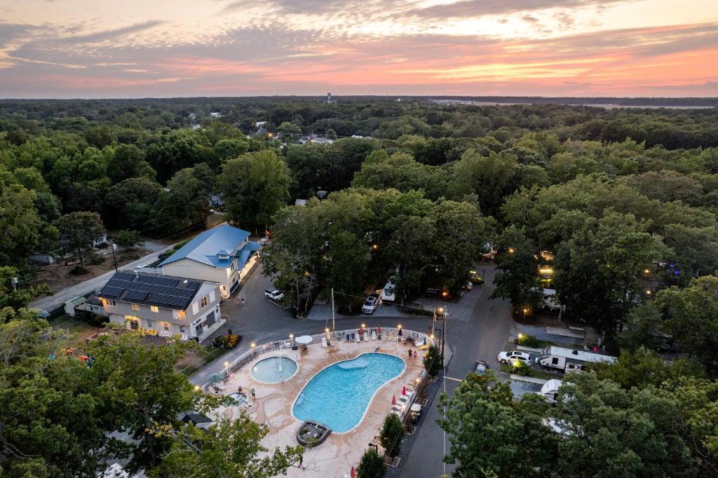 an overhead view of a swimming pool at a resort at Sun Outdoors Cape May in Cape May