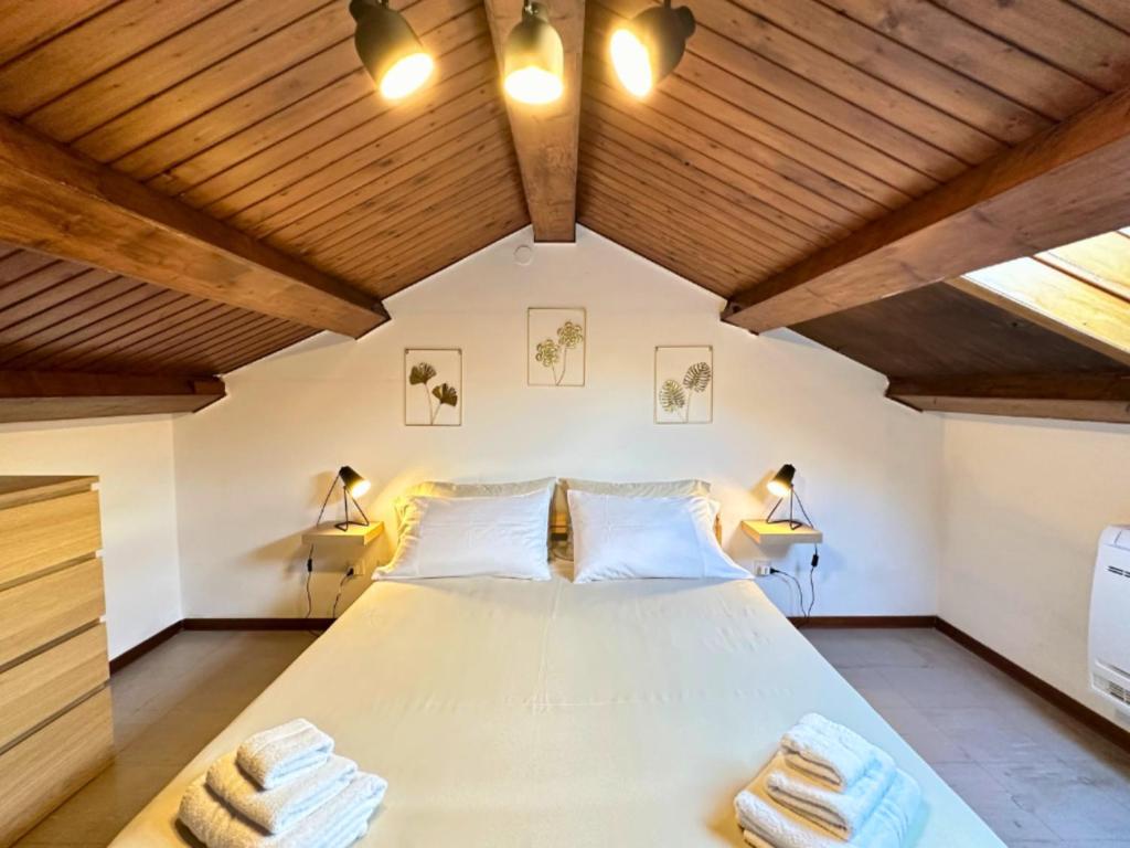 una camera da letto con un grande letto con asciugamani di Oasi sul Mare - A soli 1 Minuto a Piedi dalla Spiaggia a Senigallia