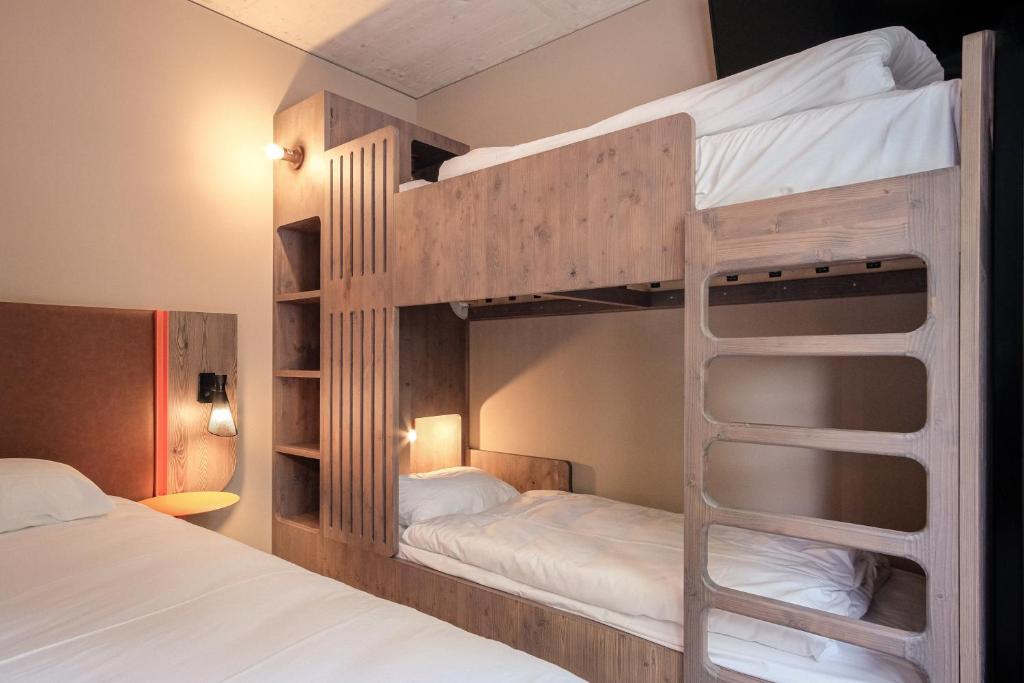 Postel nebo postele na pokoji v ubytování Hota Hotel Saint-Imier
