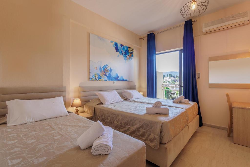 A bed or beds in a room at Primavera Hotel