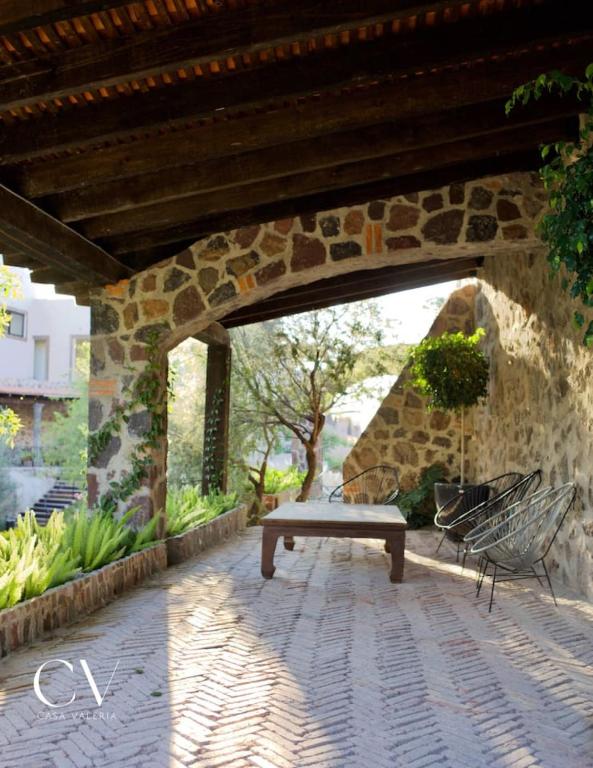 d'une terrasse avec un banc et un mur en pierre. dans l'établissement Casa Valeria, à San Miguel de Allende