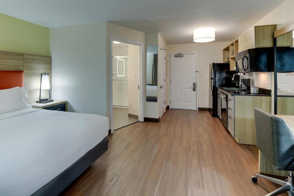 ein Hotelzimmer mit einem Bett und einer Küche in der Unterkunft Candlewood Suites Lexington, an IHG Hotel in Lexington