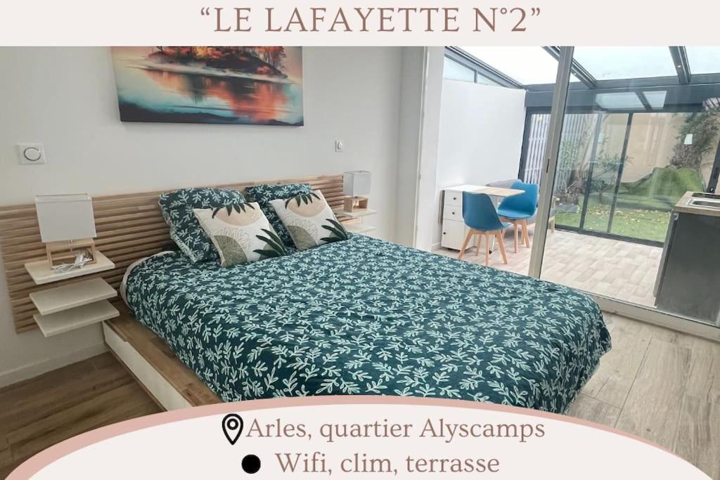 une chambre avec un lit avec une couette verte dans l'établissement Le Lafayette n2 Appart Arles, à Arles