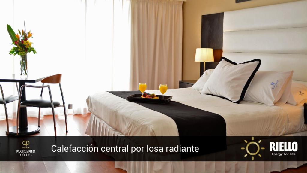 Una habitación de hotel con una cama con una bandeja de comida. en Pocitos Plaza Hotel, en Montevideo