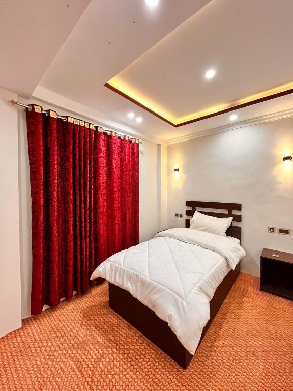 Postel nebo postele na pokoji v ubytování Caprafal Hotel Skardu
