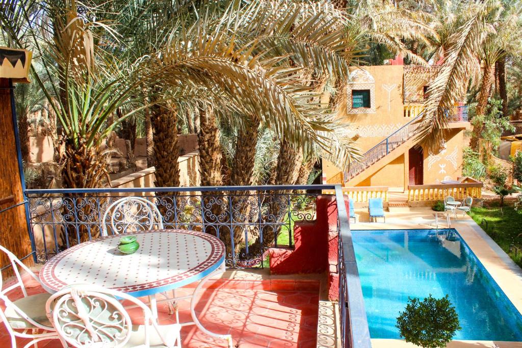 Bazén v ubytování Riad Soleil du Monde nebo v jeho okolí