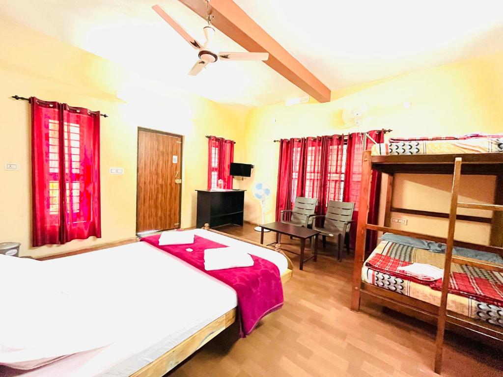 - une chambre avec 2 lits superposés et un bureau dans l'établissement Sahyadri Homestay wayanad, à Kalpatta