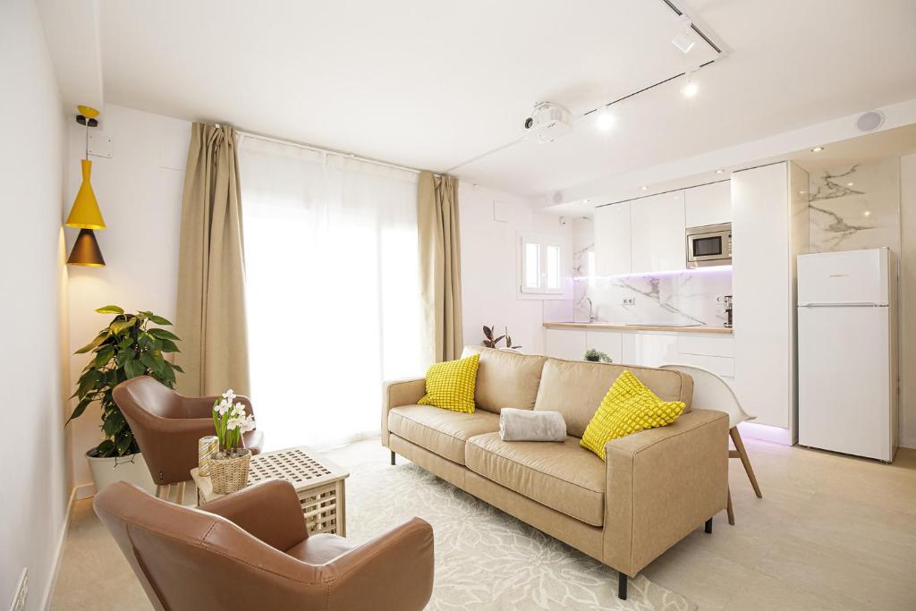 a living room with a couch and two chairs at Apartamento de tres habitaciones en Girona in Girona