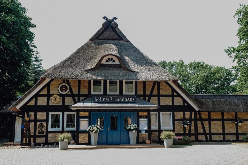 an old building with a thatched roof at Romantik Hotel Köllners Landhaus in Celle