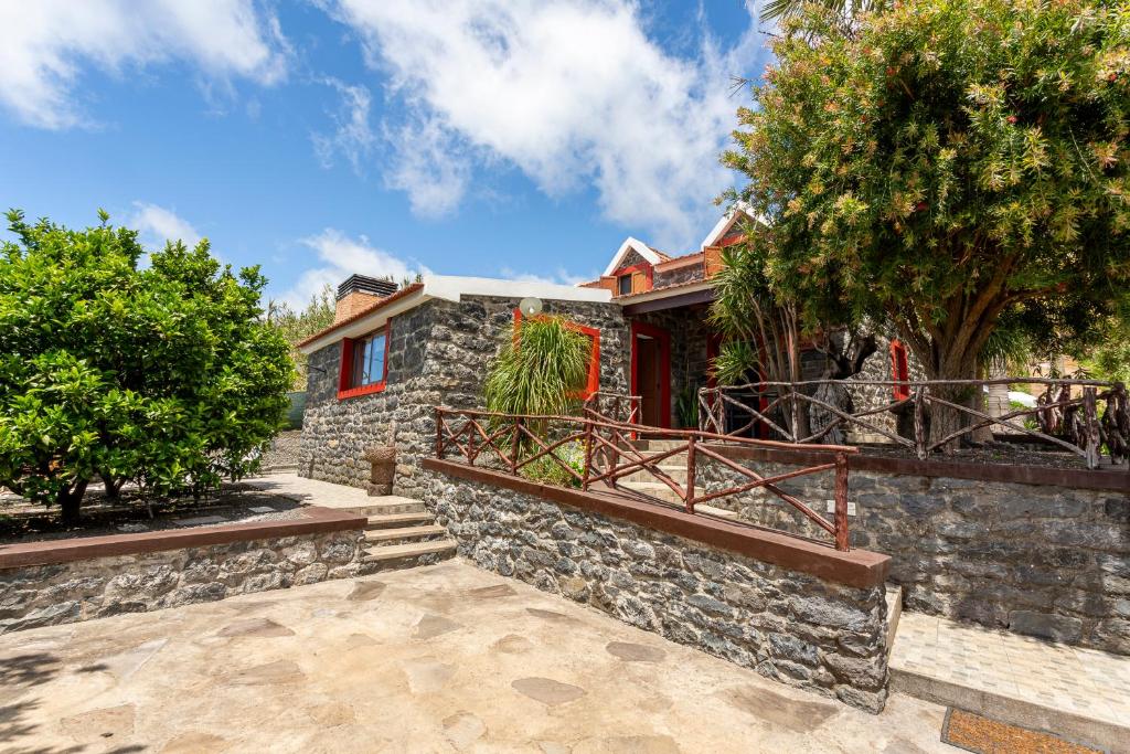 Casa con pared de piedra y balcón en Refúgio do Lourinho, en Funchal