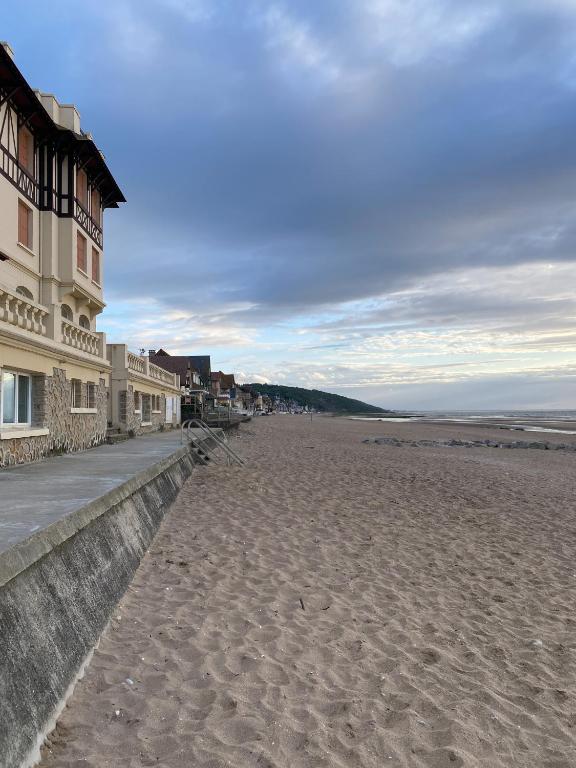 piaszczysta plaża z domami i aceanpectacistacistacistacistacistacistacistacist w obiekcie Le petit Villers w mieście Villers-sur-Mer