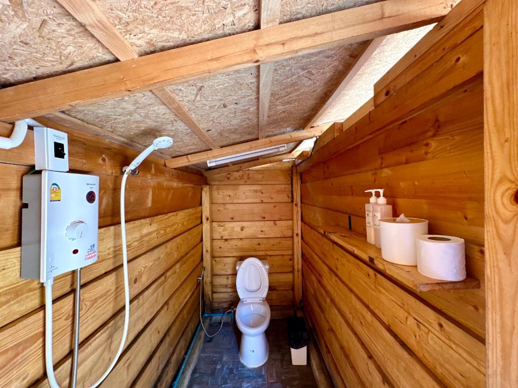 W drewnianym pokoju znajduje się łazienka z toaletą. w obiekcie Morning October w mieście Ban Kai Noi