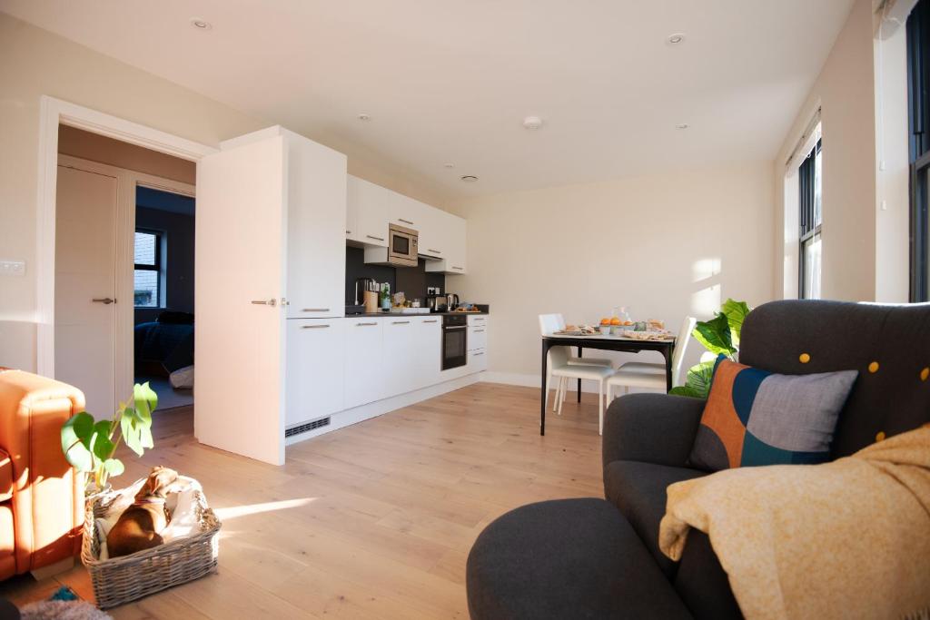 uma sala de estar com um sofá e uma cozinha em Dream Stays Bath - John Street em Bath