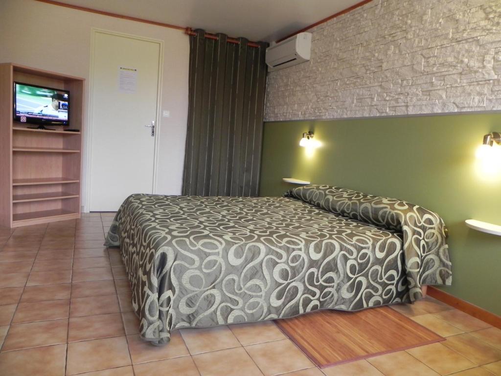 Postel nebo postele na pokoji v ubytování Hotel Les Pins