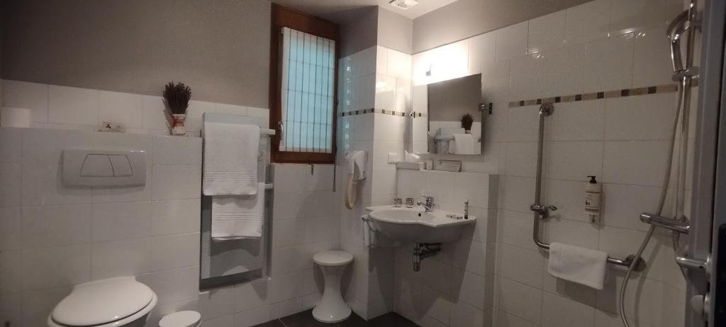Koupelna v ubytování Hôtel Les Esclargies