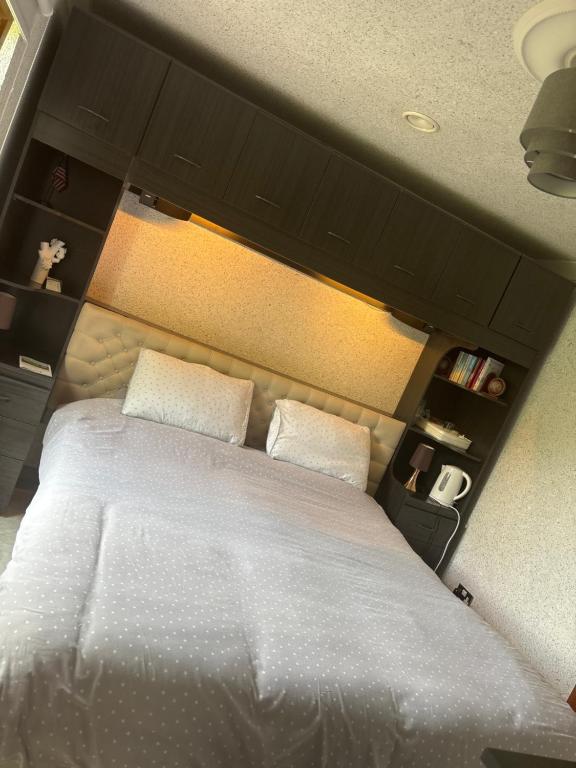 Stevenston的住宿－Ruthven，一间卧室配有一张带两个白色枕头的大床