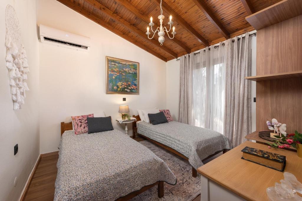 Postel nebo postele na pokoji v ubytování Aelia Sea View Bungalow