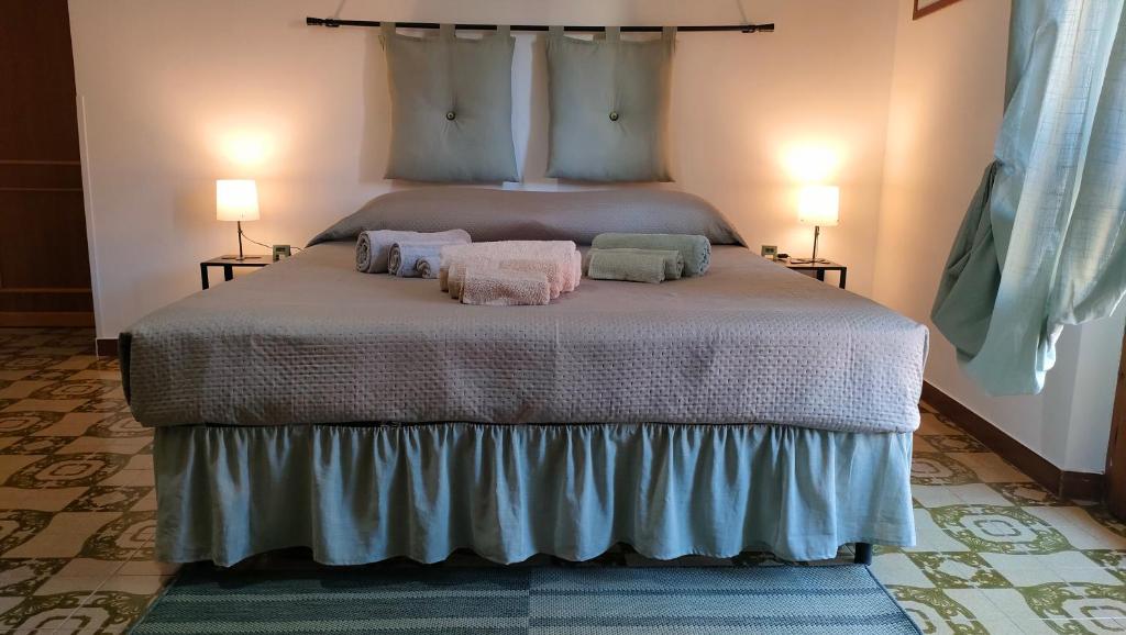 Un dormitorio con una cama con dos almohadas encima. en La Tua Sosta, en Quartu SantʼElena