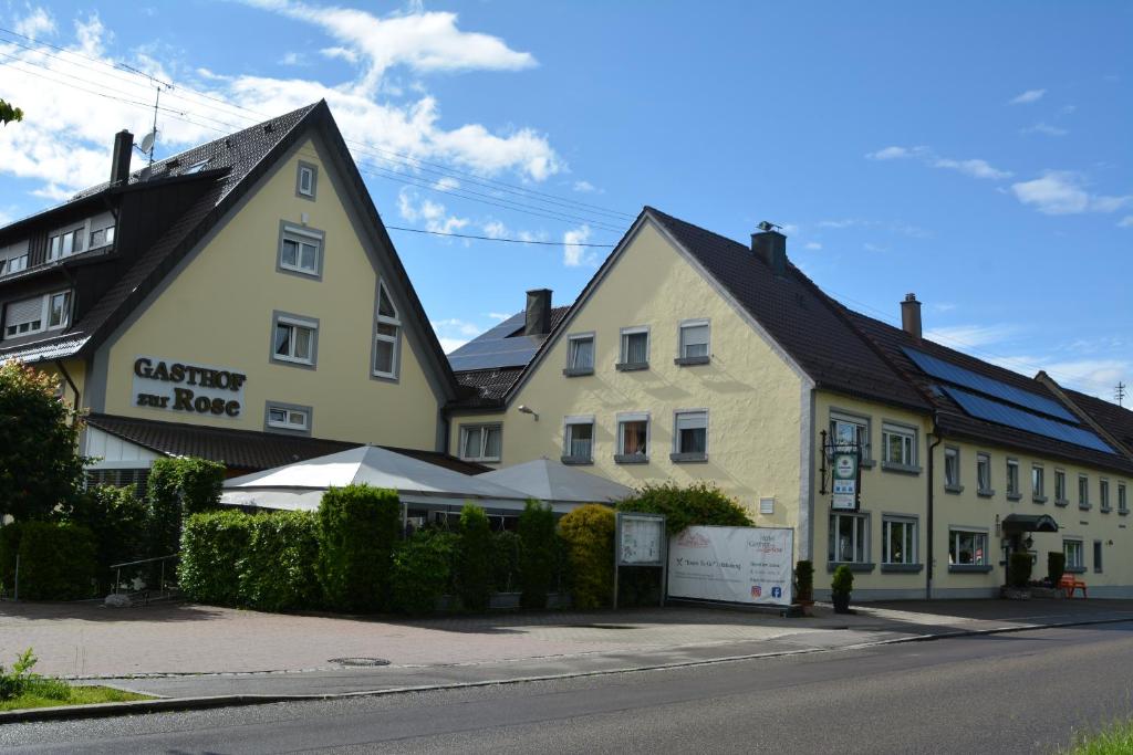 un bâtiment situé sur le côté d'une rue dans l'établissement Hotel-Gasthof Zur Rose, à Weißenhorn