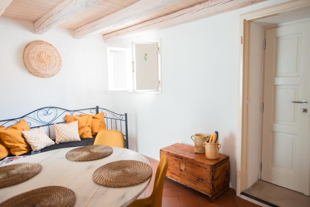 a dining room with a table and a bed at Casa Antica Pietra Spilimbergo in Spilimbergo