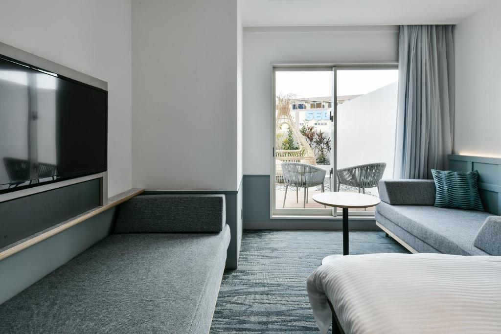 Postel nebo postele na pokoji v ubytování Lequ Okinawa Chatan Spa ＆ Resort