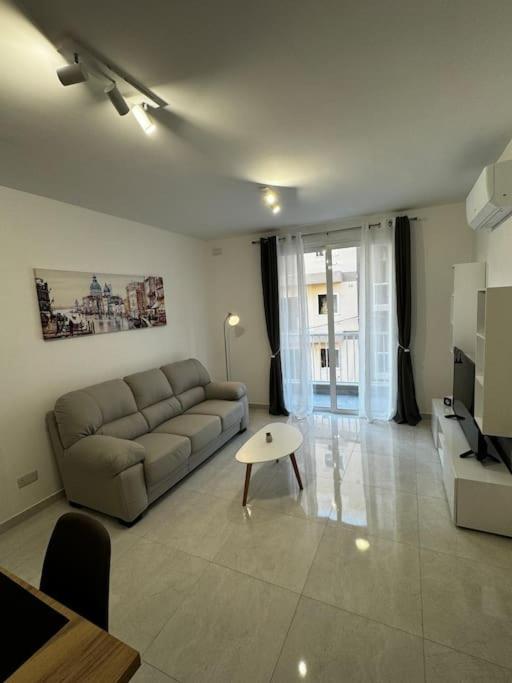 Ruang duduk di Sirius 2 Bedroom Apartment in Gzira
