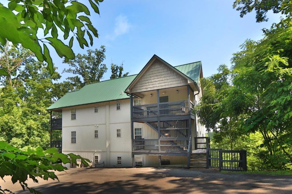 un gran edificio blanco con techo verde en Pinnacle View 7C by Eden Crest, en Pigeon Forge
