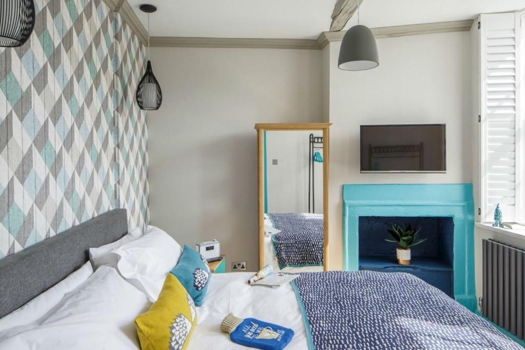 una camera con letto e specchio di Dream Stays Bath - Beau Street a Bath